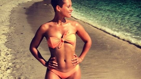 Confira Alicia Keys desfilando de biquíni no Brasil e mais nas imagens da semana