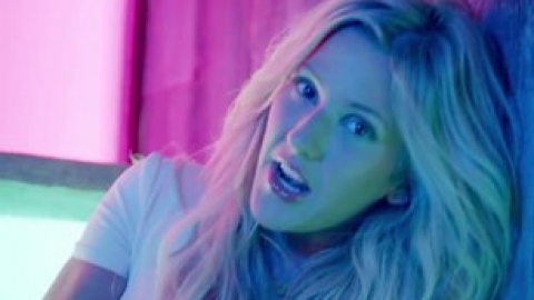 Ellie Goulding retorna ao topo da parada brit&acirc;nica de &aacute;lbuns