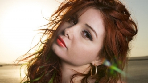 Cantora brasileira Priscilla lança novo single, "California"