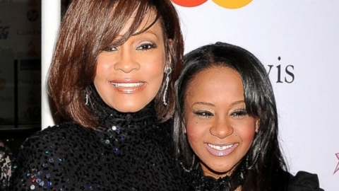 Site confirma morte cerebral de Bobbi Kristina, filha de Whitney Houston e Bobby Brown