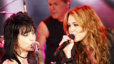 Miley Cyrus discursar&aacute; para Joan Jett no Hall da Fama do Rock And Roll