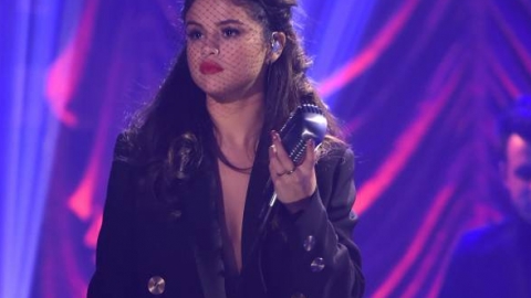 "Revival" de Selena Gomez estreia no topo da parada americana de &aacute;lbuns