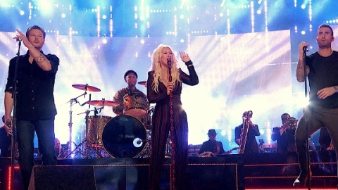 Adam Levine, Christina Aguilera, Pharrell Williams e Blake Shelton cantam "I Wish", de Stevie Wonder