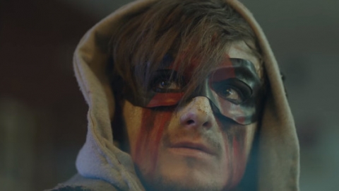 Josh Hutcherson estrela novo clipe de DJ Snake, "Middle"