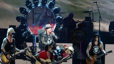 Axl quebra o p&eacute; e canta em trono nos shows de abertura da turn&ecirc; de reencontro do Guns N' Roses