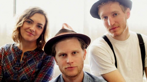 "Cleopatra" do The Lumineers estreia no topo da parada brit&acirc;nica de &aacute;lbuns