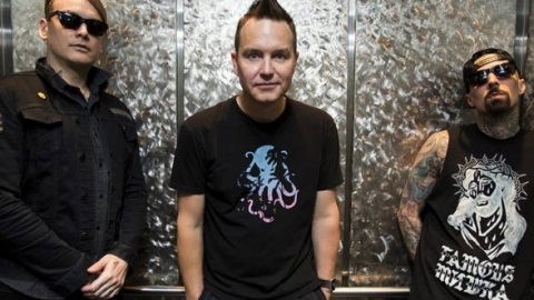 Depois de nove semanas, blink-182 desbanca Drake do topo da parada americana de &aacute;lbuns