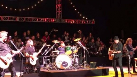 Metallica e Neil Young tocam cover de "Mr. Soul" do Buffalo Springfield. Veja!