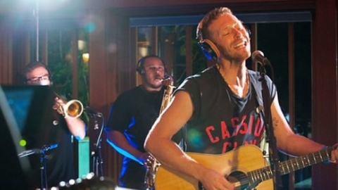 Veja Chris Martin apresentado vers&atilde;o ac&uacute;stica de "Hymn For The Weekend" do Coldplay