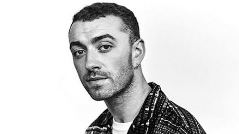 "The Thrill Of It All" de Sam Smith estreia no topo da parada britânica de álbuns