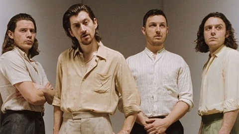 Arctic Monkeys estreiam no topo da parada britânica e batem recorde de vendas em vinil