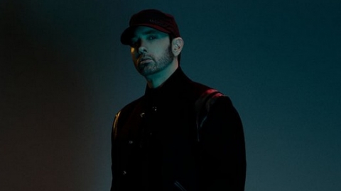 Eminem consegue superar Paul Weller e passa mais uma semana no topo da parada brit&acirc;nica