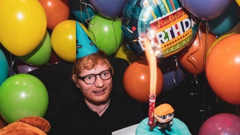 Ed Sheeran comemora anivers&aacute;rio em Porto Alegre com direito a bolo, bal&otilde;es e pizza. Veja as fotos!