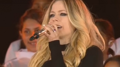 Veja a performance de Avril Lavigne com Luis Fonsi na abertura das Olimpíadas Especiais 2019