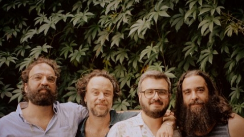 14 anos depois, Los Hermanos lan&ccedil;am sua primeira m&uacute;sica in&eacute;dita. Ou&ccedil;a "Corre Corre"