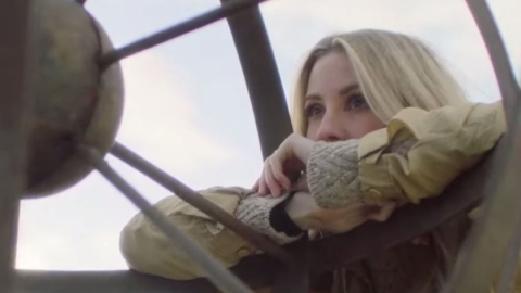 Ellie Goulding lan&ccedil;a clipe para "River", sua vers&atilde;o da cl&aacute;ssica m&uacute;sica de Joni Mitchell. Veja!