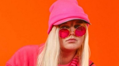 "Dance Monkey" de Tones & I j&aacute; est&aacute; h&aacute; 11 semanas no topo da parada brit&acirc;nica de singles