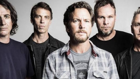 Pearl Jam aposta em novas sonoridades em "Dance of the Clairvoyants". Ouça!