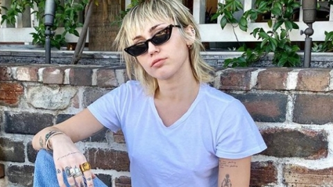 Em entrevista, Miley Cyrus revela que suas novas m&uacute;sicas v&atilde;o soar "muito rock n' roll". Veja!