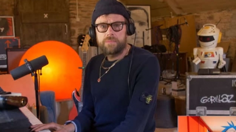 Pela primeira vez, Damon Albarn faz "dueto" com 2-D, sua vers&atilde;o virtual no Gorillaz. Veja!