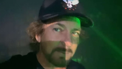 Pearl Jam se re&uacute;ne remotamente para tocar "Dance of the Clairvoyants" em live beneficente