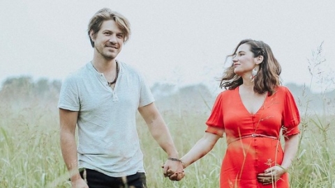 Taylor Hanson anuncia que sua esposa está esperando o sétimo filho do casal