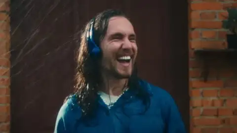 Vitor Kley lança "De Novo". Veja o clipe com a letra!