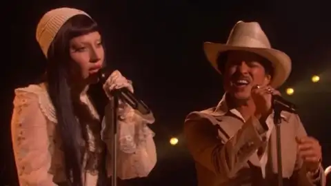 Bruno Mars e Lady Gaga cantam "California Dreamin'" no Grammy 2025. Veja!