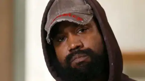 Site da marca de Kanye West é retirado do ar após venda de camiseta com suástica 