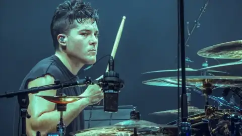 Veja Greyson Nekrutman, o baterista do Sepultura, homenageando Charlie Brown Jr., CPM 22 e mais!
