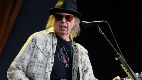 Neil Young desiste de fazer show gratuito na Ucrânia