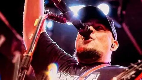 Digão, dos Raimundos, confronta fã durante show em Fortaleza: "Bota o dedo na minha cara"