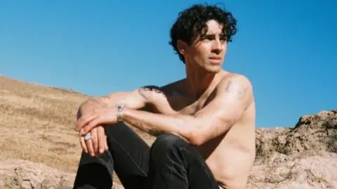 Joe Jonas lança a inédita "Heart By Heart". Escute com letra e tradução!