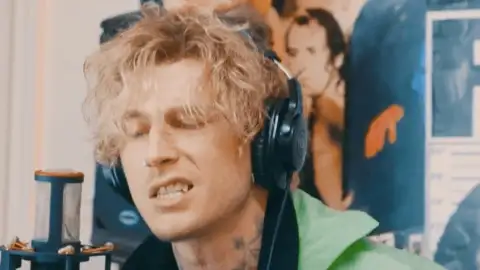 Machine Gun Kelly faz rap usando sample de hit do *NSYNC. Confira "Bye Bye Bye Freestyle"!