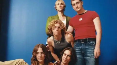 Parcels anuncia o álbum "LOVED" e lança o novo single "Yougotmefeeling"