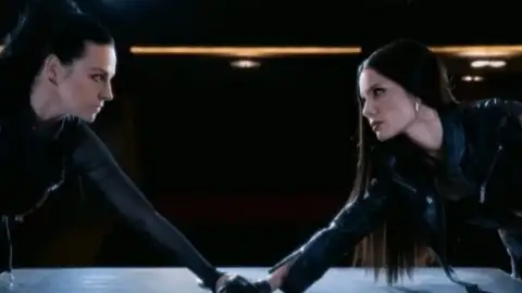 Halsey e Amy Lee unem forças na música "Hand That Feeds". Escute com letra e tradução!