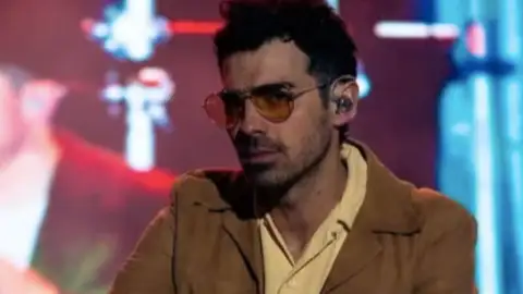 Joe Jonas é flagrado em bar durante encontro com mulher misteriosa em Nova York. Veja as fotos!