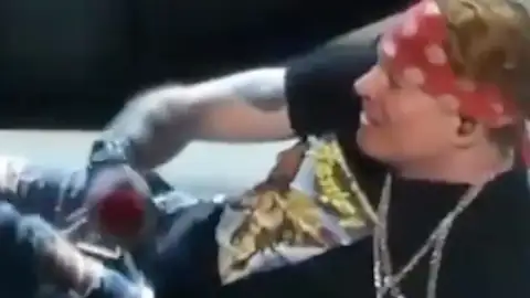 Guns N' Roses divulga vídeo hilário com os maiores tombos de Axl Rose no palco. Veja!