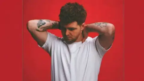 Voz do sucesso "Ordinary", Alex Warren lança a nova música, "Bloodline". Escute com letra e tradução