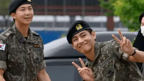 RM e V, do BTS, retornam do serviço militar obrigatório e sugerem reunião em breve