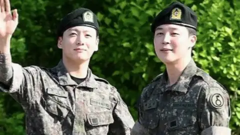 Jungkook e Jimin concluem serviço militar e reunião do BTS está cada vez mais próxima