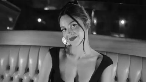 Olivia Rodrigo apoia protestos em Los Angeles e condena operações contra imigrantes