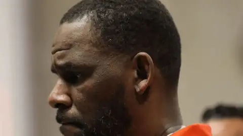 R. Kelly é hospitalizado às pressas após suposta overdose de medicamentos em prisão nos EUA