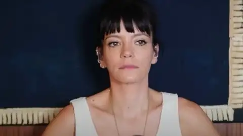 Lily Allen revela abortos durante sua juventude: "Nem lembro quantos foram"