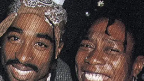 Tupac pediu ajuda à mãe para morrer após tiroteio em 1996, afirma ex-CEO da Death Row Records