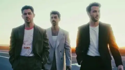 Jonas Brothers lança o novo álbum, "Greetings From Your Hometown". Ouça com as letras!