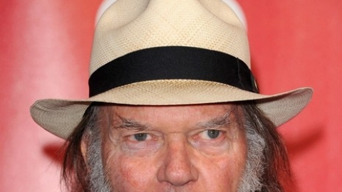 Escute a mais nova canção de Neil Young