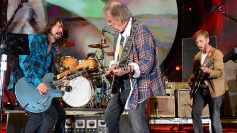 Foo Fighters, Black Keys, K'Naan e Band of Horses se juntam a Neil Young no palco. Veja!