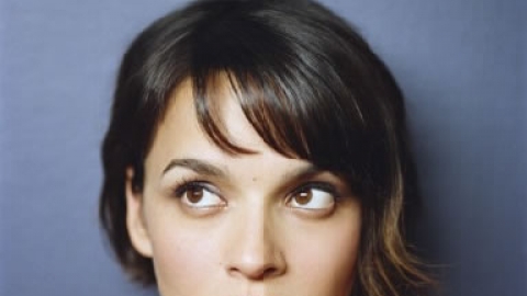 Norah Jones cancela turn&ecirc; brasileira ap&oacute;s a morte de seu pai