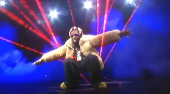 Veja o clipe da nova música, "HELICOPTER$", com a letra e a tradução!